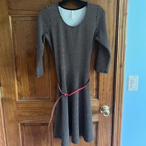 Gilli black & white patterned dress with red belt